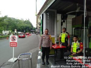 Patroli dialogis Anggota Polsubsektor Monas timur di Stasiun Besar Gambir
