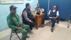 Sambang Ke Pos Sekretariat RW Bhabinkamtibmas Johar Baru Interaksi dan Komunikasi Sosial Bahas Kamtibmas Menjelang Pilkada Serentak