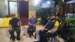 Sambangi Petugas Pos Kamling Bhabinkamtibmas Sampaikan Imbauan Kamtibmas Untuk Tingkatkan Kewaspadaan