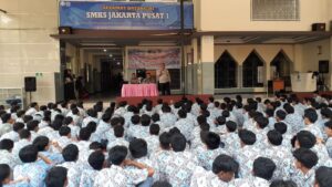 Kasubnit Bintibsos Unit Binmas Polsek Metro Gambir Melaksanakan Penyuluhan dan Deklarasi Gerakan Anti Tawuran di SMK JP 01 Jakarta