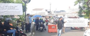 Bhabinkamtibmas Pegangsaan Melaksanakan Giat Pembatasan Kendaraan Di Jalan Talang