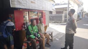 Patroli Dialogis Unit Sabhara di Sawah Besar Beri Himbauan pada Pengemudi Ojek Online
