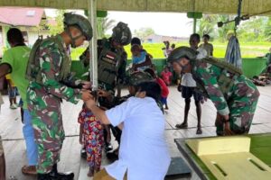 Satgas Yonif 503 Kostrad Berikan Bantuan Pelayanan Kesehatan Imunisasi