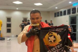 Prajurit Denma Divif 1 Kostrad menerima penghargaan dari Dandenma Divif 1 Kostrad