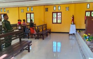 Satgas Yonif 501 Kostrad Serahkan Bantuan Alat Musik dari KASAD untuk Masyarakat Papua di Maybrat