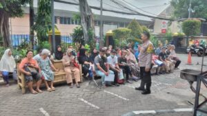 Pastikan Aman Dan Tertib, Bhabinkamtibmas Kelurahan Gunung Sahari Selatan Pantau Pendistribusian Bantuan Pangan Bulog
