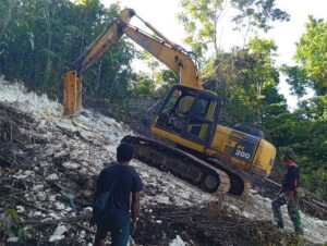 Tembus Medan Terjal Satgas TMMD Ke-122 Kodim 1805/Raja Ampat Coba Selesaikan Pekerjaan Jalan