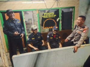 Kanit Binmas Polsek Gambir Sambangi Satkamling Rw 04 Kebon Kelapa dan menyampaikan pesan Kamtibmas