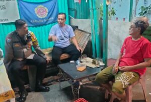 Patroli Bhabinkamtibmas Kelurahan Kebon Sirih Bersama Warga RW. 01 Antisipasi Kerawanan Tawuran