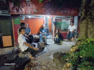Berikan Rasa Aman Kapolsubsektor Kayu Awet Patroli Dialogis Malam Hari Pemukiman RW 09 Kelurahan Johar Baru