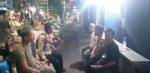 Bhabinkamtibmas Dan Kapolsubsektor Tanah Tinggi Patroli Dialogis Malam Hari Pemukiman RT 02/08