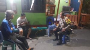 Sambangi Satkamling Rw 04 Gambir, Bhabinkamtibmas Gambir sampaikan himbauan Kamtibmas