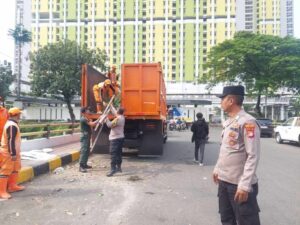 Sinergritas TNI Dan POLRI Melaksanakan Kerja Bakti Bersama Di Lingkungan Menteng Tenggulun