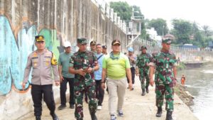 Bersatu Dengan Alam, Dandim 0505/Jakarta Timur Pimpin Karya Bhakti Bersih-Bersih Ciliwung.