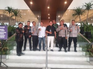 Kapolsubsektor Thamrin Dan Anggota Pengamanan Giat Gereja Di Gedung Annex Building