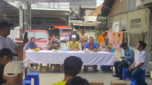 Sambutan Bhabinkamtibmas Kartini dalam Peremajaan Ketua RT 014