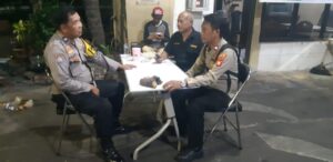 Sambangi Petugas Pos Kamling Bhabinkamtibmas dan Kapolsubsektor Tanah Tinggi Sampaikan Imbauan Untuk Tingkatkan Kewaspadaan