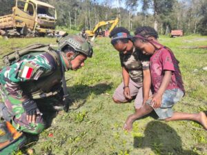 Hadir untuk Masyarakat, Satgas Yonif 323 Laksanakan Komsos dan Pelayanan Kesehatan