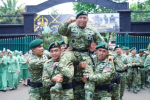 Prajurit Divif 2 Kostrad Gelar Acara Tradisi Penerimaan dan Pelepasan Panglima Divisi Infanteri 2 Kostrad