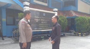 Sambang Humanis Bhabinkamtibmas kepada Petugas Keamanan SMP N 18 Jakarta