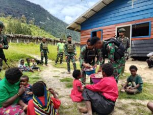 Usai Ibadah Minggu, Satgas Yonif 323 Kostrad Berbagi Nasi Bungkus dan Makan Bersama Jemaar Gereja Santa Sisilia