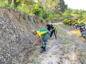 Satgas Pamtas Yonarmed 11 Kostrad Bersama Masyarakat Laksanakan Karya Bakti