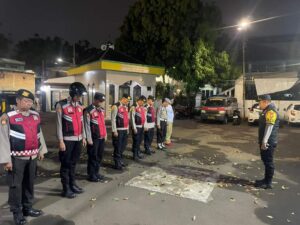 Panit Binmas, Pimpin Apel Operasi Cipta Kondisi Malam Hari Di Halaman Mapolsek Johar Baru