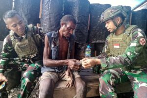 Kesatria Mayangkara Peduli Sesama, Bagikan Air Mineral Kepada Masyarakat di Pelabuhan Amor