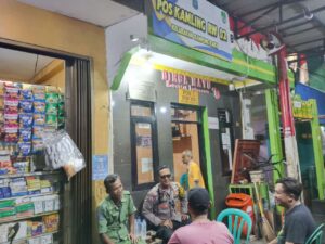 Sambang Pos Kamling Bhabinkamtibmas Sampaikan Imbauan Kamtibmas Petugas Satkamling Untuk Tingkatkan Kewaspadaan