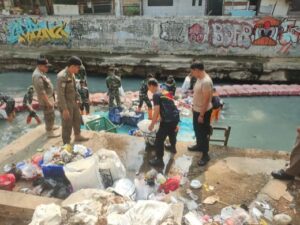 Sinergitas Tiga Pilar: Karya Bhakti HUT TNI ke-79 Pembersihan Anak Kali Sentiong.