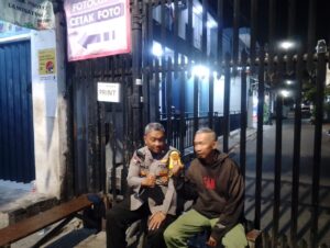 Patroli Dialogis di Pos Satkamling RW 001 Mangga Dua Selatan, Ajak Warga Tingkatkan Kewaspadaan