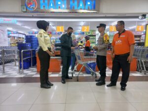 Antisipasi gangguan Kamtibmas di Sentra ekonomi, Anggota Polsubsektor Roxy sambangi Hari-hari Swalayan