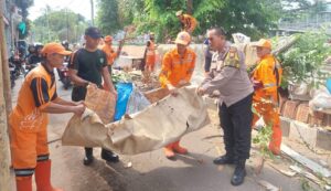 Ciptakan Bersih Sehat Lingkungan Sekitar Jembatan Menteng Tenggulun Bhabinkamtibmas Bersama Petugas PPSU Menteng