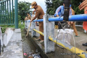 PJ Bupati Belitung Dan Kepala BPBD Kabupaten Belitung, Tinjau Aliran Sungai Kampung Amau Kelurahan Parit