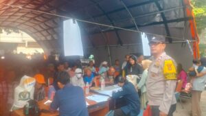 Bhabinkamtibmas Johar Baru Monitoring Dan Membantu Pendistribusian Beras Bulog Warga RW 05 dan RW 08