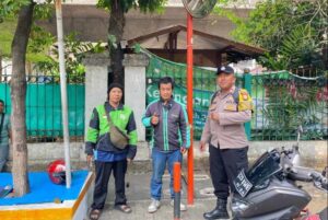 Bhabinkamtibmas Gondangdia Patroli Dialogis Kepada Ojek Online Di Wilayah Gondangdia