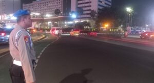 Personel Unit Provost Menteng Melaksanakan Pemantauan Menjelang Pagi Sekitar Bunderan HI Menteng Antisipasi Trek-trekan dan Kejahatan Jalanan