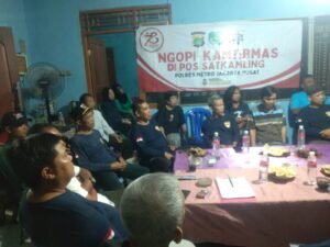 Kapolsek Johar Baru Ajak Warga Ngopi Kamtibmas, Sambil Ngopi Bahas Kamtibmas Di Pos Sekretariat RW 05 Galur.