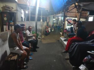 Patroli Malam Hari Bhabinkamtibmas Senen Sampaikan Imbauan Kamtibmas Menjelang Pilkada Di Pemukiman Warga