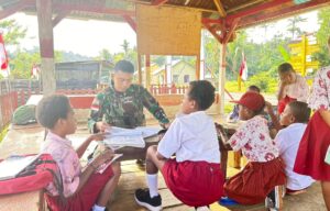 Prajurit Yonif 501 Kostrad Gelar Bimbingan Belajar di SD Kampung Sorry
