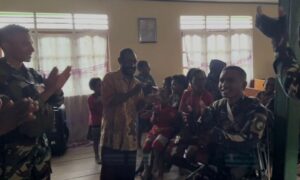 Satgas Yonif 509 Kostrad Salurkan Bantuan Alat Musik Dari Kasad Untuk Gereja di Intan Jaya
