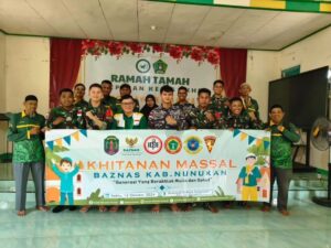Satgas Pamtas Yonarmed 11 Kostrad Bersama Baznas Gelar Khitanan Massal di Perbatasan