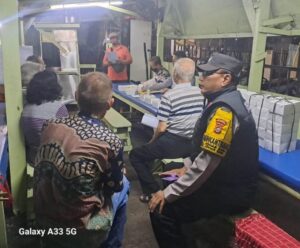 Bhabinkamtibmas Johar Baru Menghadiri Pemilihan Ketua Rt Di Wilayah RW 10 Johar Baru.