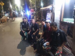 Patroli Malam Hari Anggota Binmas Sampaikan Imbauan Kamtibmas Menjelang Pilkada di Pemukiman Warga