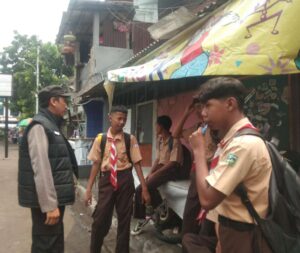 Patroli Wilayah Anggota Binmas Polsek Johar Baru Monitoring dan Antisipasi Bubaran Pelajar SMP Al Jihad Johar Baru.