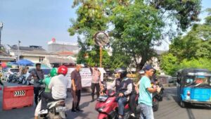 Bhabinkamtibmas Pegangsaan Bersama Kapolsubsektor Pegangsaan Giat Pembatasan Kendaraan Di Jalan Talang