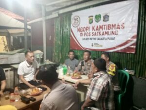 Kanit Binmas Polsek Metro Gambir melaksanakan giat Ngopi Kamtibmas di Balai warga Rw.02 Petojo utara