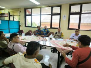 Bhabinkamtibmas Kelurahan Kebon Kosong Melaksanakan Kegiatan Menghadiri Rapat Koordinasi Tindak Lanjut Warga Kelurahan Kebon Kosong Kemayoran Jakarta Pusat.