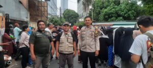 Bhabinkamtibmas Kebon Melati Monitoring Kampanye Cagub Cawagub oleh tim pemenangan Nomor Urut 3 RW 17