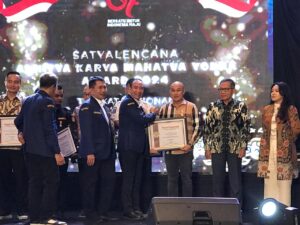 Pengurus Karang Taruna Nasional Memberi Penghargaan Satyalancana AKMY Kepada Pembina Umum Karang Taruna Basel